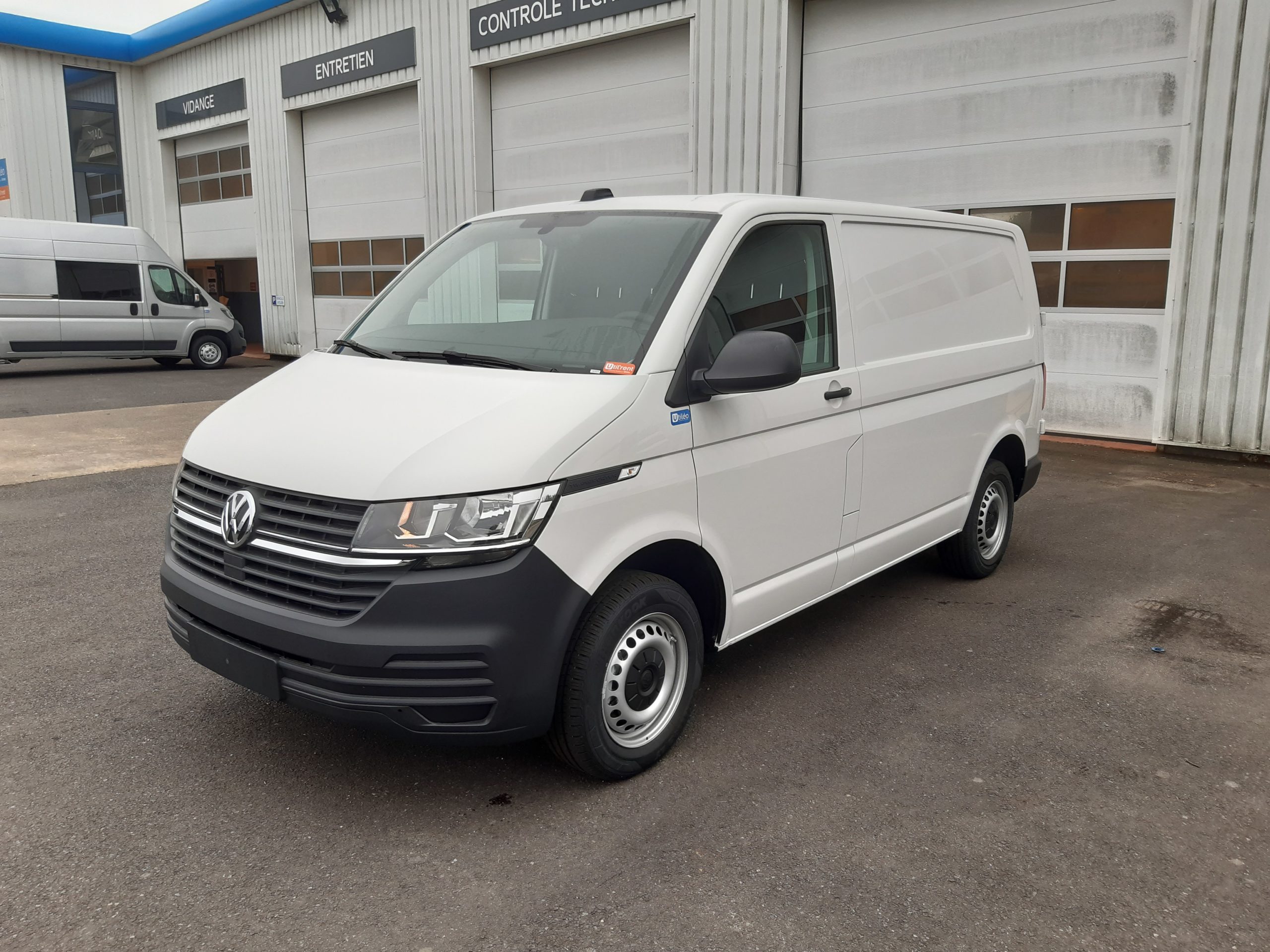 https://www.utilrent.fr/wp-content/uploads/2021/07/Location-dun-fourgon-compact-double-cabine-Volkswagen-Transporter-T6-1-Vue2-scaled.jpg